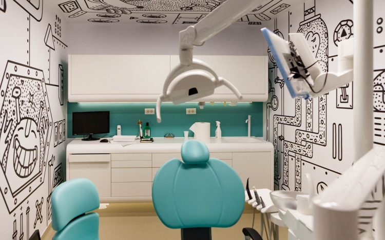 OMS: 514 milioane de copii suferă de carii dentare ale dinților primari. Dr. Ela Oprea: Sigilarea și fluorizarea dentară scad riscul de apariție a cariilor cu până la 80%